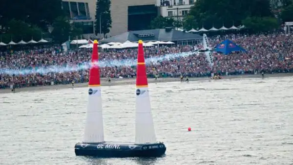 Hannes Arch ha estratto un coniglio dal cilindro conquistando una vittoria emozionante davanti a 130000 spettatori nella prima Red Bull Air Race mai tenutasi in Polonia.