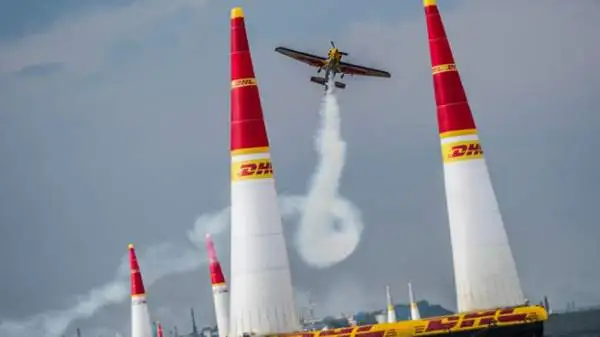 Hannes Arch ha estratto un coniglio dal cilindro conquistando una vittoria emozionante davanti a 130000 spettatori nella prima Red Bull Air Race mai tenutasi in Polonia.