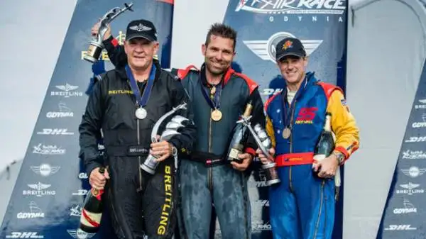 Hannes Arch ha estratto un coniglio dal cilindro conquistando una vittoria emozionante davanti a 130000 spettatori nella prima Red Bull Air Race mai tenutasi in Polonia.