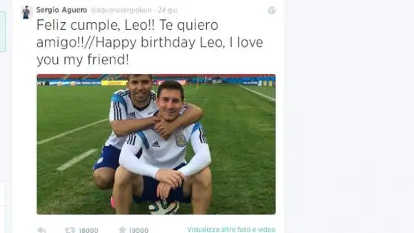 Aguero, in attesa di tornare in campo, abbraccia Messi, l'uomo che potrebbe riportare l'Argentina sul tetto del mondo.