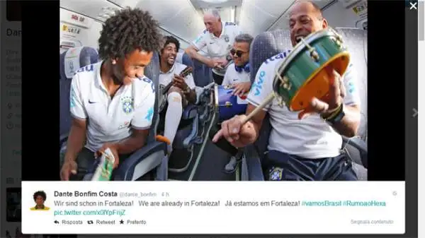 Dani Alves e il suo curioso taglio di capelli passano il tempo in aereo tra tamburi e altri strumenti musicali.