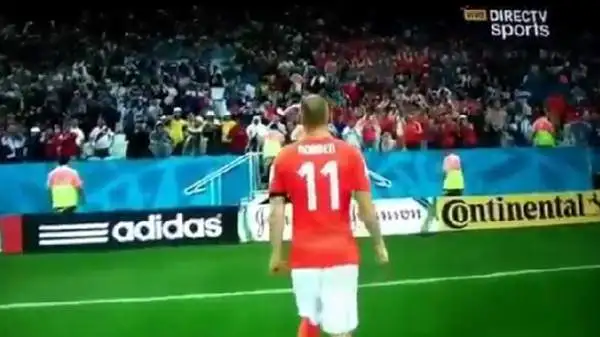 A fine partita, la stella dell'Olanda si è avvicinato alla tribuna da dove hanno assistito al match la moglie e il piccolo Luka.