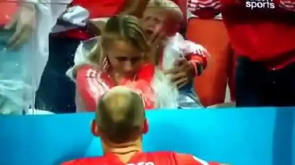 Mentre Luka continuava a piangere, mamma e papà si sono scambiati un lungo sguardo.