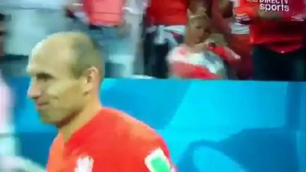 Dopo aver fatto buon viso a cattivo gioco davanti al figlio, il giocatore del Bayern Monaco ha voltato le spalle ed è tornato scuro in volto per la sconfitta.