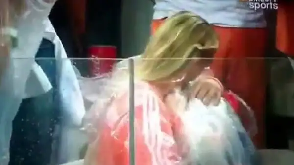 Luka però ha continuato a piangere a dirotto tra le braccia di mamma Bernadien.