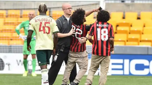 Mario Balotelli è entrato in campo sul 4-1 nella ripresa di Manchester City-Milan (partita finita poi 5-1 per gli inglesi) ma a strappargli un mezzo sorriso ci hanno pensato due tifosi.