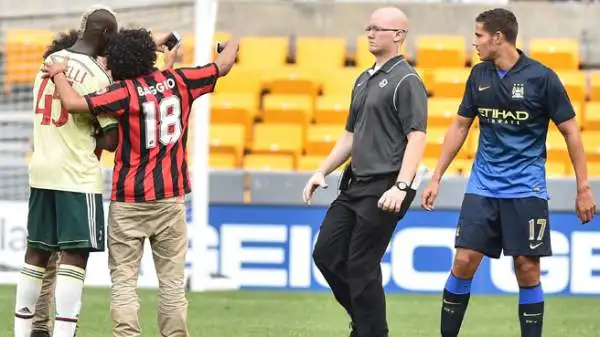Mario Balotelli è entrato in campo sul 4-1 nella ripresa di Manchester City-Milan (partita finita poi 5-1 per gli inglesi) ma a strappargli un mezzo sorriso ci hanno pensato due tifosi.