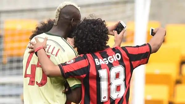 Mario Balotelli è entrato in campo sul 4-1 nella ripresa di Manchester City-Milan (partita finita poi 5-1 per gli inglesi) ma a strappargli un mezzo sorriso ci hanno pensato due tifosi.
