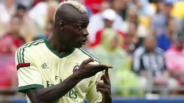Mario Balotelli è entrato in campo sul 4-1 nella ripresa di Manchester City-Milan (partita finita poi 5-1 per gli inglesi) ma a strappargli un mezzo sorriso ci hanno pensato due tifosi.