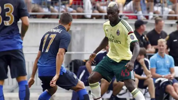Mario Balotelli è entrato in campo sul 4-1 nella ripresa di Manchester City-Milan (partita finita poi 5-1 per gli inglesi) ma a strappargli un mezzo sorriso ci hanno pensato due tifosi.