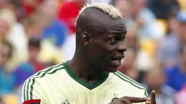 Mario Balotelli è entrato in campo sul 4-1 nella ripresa di Manchester City-Milan (partita finita poi 5-1 per gli inglesi) ma a strappargli un mezzo sorriso ci hanno pensato due tifosi.