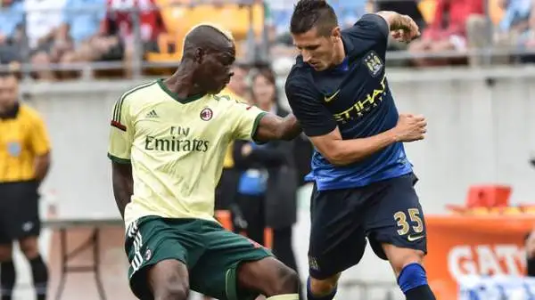 Mario Balotelli è entrato in campo sul 4-1 nella ripresa di Manchester City-Milan (partita finita poi 5-1 per gli inglesi) ma a strappargli un mezzo sorriso ci hanno pensato due tifosi.
