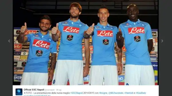 Il Napoli segue la tradizione: la prima maglia è azzurra,  con colletto a polo con inserti bianchi.