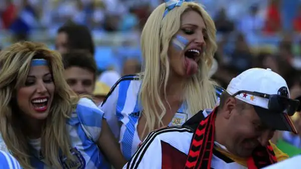 Al Maracanà spettacolo anche in tribuna.