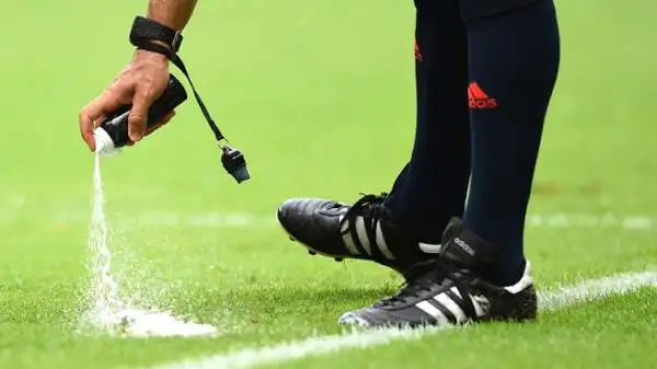 Grande successo per lo spray con cui gli arbitri hanno tenuto a distanza la barriera sulle punizioni.