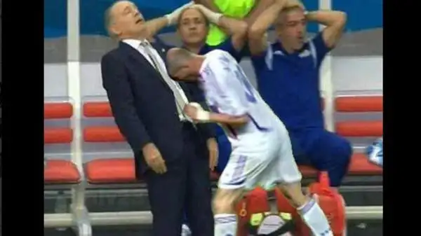 Spopolano in rete le parodie dello svenimento di Sabella durante la partita contro il Belgio.