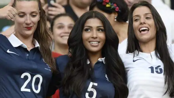 Dalla sinistra: Fiona Cabaye (fidanzata di Loic Remy),  Mazda Magui (moglie di Mamadou Sakho) e Ludivine Sagna (moglie di Bacary Sagna).