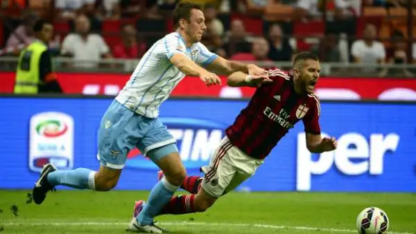 Milan-Lazio 3-1'. De Vrij 4. Tirategli un secchio d'acqua ghiacciata, farebbe bene a darsi una svegliata. Causa il rigore e non ne vede mezza.