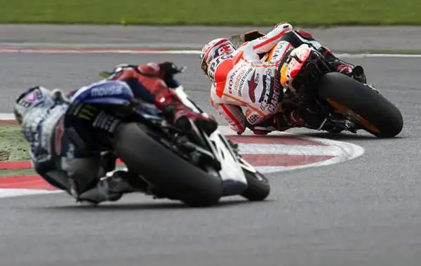 Marquez batte Lorenzo, Rossi ottimo 3°. Spettacolo a Silverstone, dove il campione spagnolo torna a vincere dopo uno splendido duello con il grande rivale. Il Dottore conquista il podio resistendo all