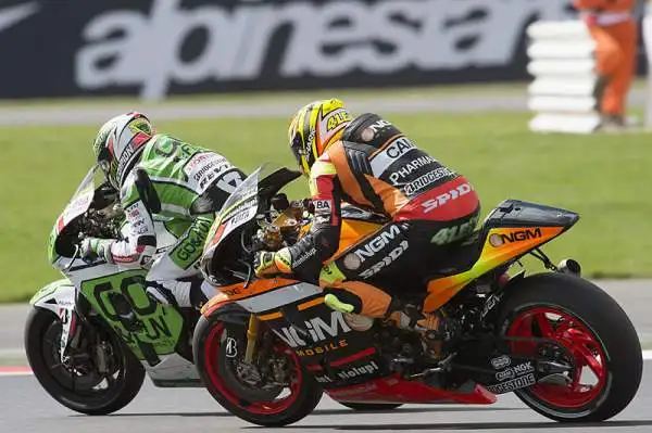 Marquez batte Lorenzo, Rossi ottimo 3°. Spettacolo a Silverstone, dove il campione spagnolo torna a vincere dopo uno splendido duello con il grande rivale. Il Dottore conquista il podio resistendo all