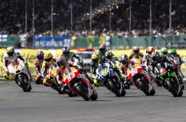 Marquez batte Lorenzo, Rossi ottimo 3°. Spettacolo a Silverstone, dove il campione spagnolo torna a vincere dopo uno splendido duello con il grande rivale. Il Dottore conquista il podio resistendo all