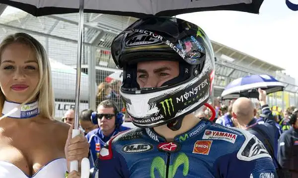 Marquez batte Lorenzo, Rossi ottimo 3°. Spettacolo a Silverstone, dove il campione spagnolo torna a vincere dopo uno splendido duello con il grande rivale. Il Dottore conquista il podio resistendo all