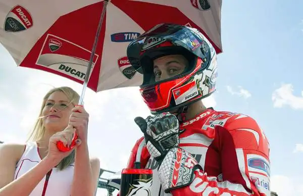 Marquez batte Lorenzo, Rossi ottimo 3°. Spettacolo a Silverstone, dove il campione spagnolo torna a vincere dopo uno splendido duello con il grande rivale. Il Dottore conquista il podio resistendo all