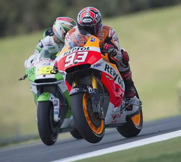 Pole position per Marquez in Repubblica Ceca davanti a Dovizioso e a Iannone. Per lo spagnolo è la nona pole stagionale, sfortunato Rossi che cade, si fa male ad un mignolo, ed è soltanto settimo.