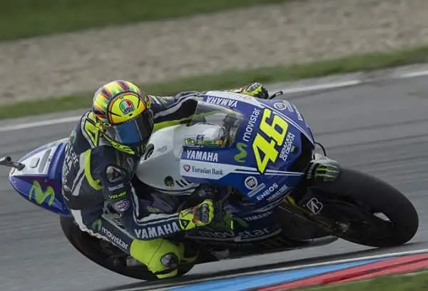Pole position per Marquez in Repubblica Ceca davanti a Dovizioso e a Iannone. Per lo spagnolo è la nona pole stagionale, sfortunato Rossi che cade, si fa male ad un mignolo, ed è soltanto settimo.