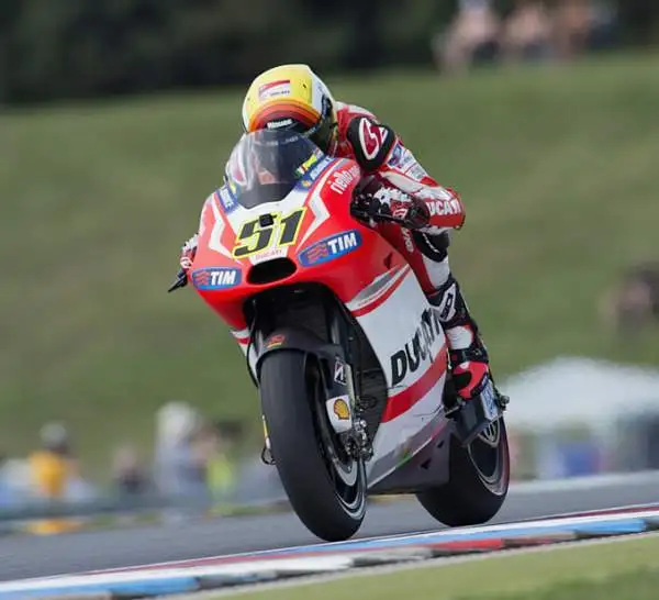 Pole position per Marquez in Repubblica Ceca davanti a Dovizioso e a Iannone. Per lo spagnolo è la nona pole stagionale, sfortunato Rossi che cade, si fa male ad un mignolo, ed è soltanto settimo.