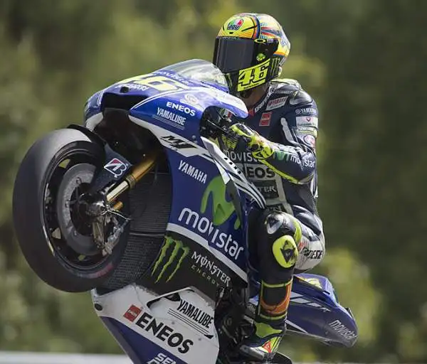 Pole position per Marquez in Repubblica Ceca davanti a Dovizioso e a Iannone. Per lo spagnolo è la nona pole stagionale, sfortunato Rossi che cade, si fa male ad un mignolo, ed è soltanto settimo.