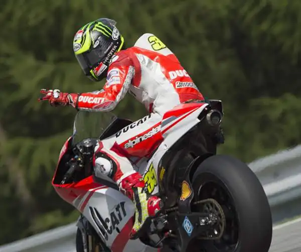 Pole position per Marquez in Repubblica Ceca davanti a Dovizioso e a Iannone. Per lo spagnolo è la nona pole stagionale, sfortunato Rossi che cade, si fa male ad un mignolo, ed è soltanto settimo.