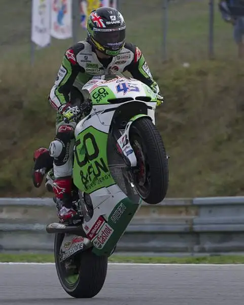 Pole position per Marquez in Repubblica Ceca davanti a Dovizioso e a Iannone. Per lo spagnolo è la nona pole stagionale, sfortunato Rossi che cade, si fa male ad un mignolo, ed è soltanto settimo.