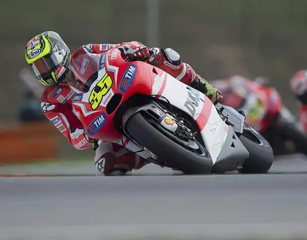 Pole position per Marquez in Repubblica Ceca davanti a Dovizioso e a Iannone. Per lo spagnolo è la nona pole stagionale, sfortunato Rossi che cade, si fa male ad un mignolo, ed è soltanto settimo.