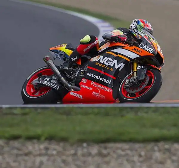 Pole position per Marquez in Repubblica Ceca davanti a Dovizioso e a Iannone. Per lo spagnolo è la nona pole stagionale, sfortunato Rossi che cade, si fa male ad un mignolo, ed è soltanto settimo.