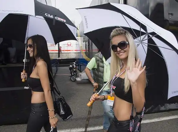 Pole position per Marquez in Repubblica Ceca davanti a Dovizioso e a Iannone. Per lo spagnolo è la nona pole stagionale, sfortunato Rossi che cade, si fa male ad un mignolo, ed è soltanto settimo.