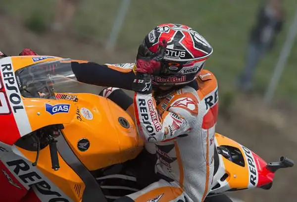 Pole position per Marquez in Repubblica Ceca davanti a Dovizioso e a Iannone. Per lo spagnolo è la nona pole stagionale, sfortunato Rossi che cade, si fa male ad un mignolo, ed è soltanto settimo.