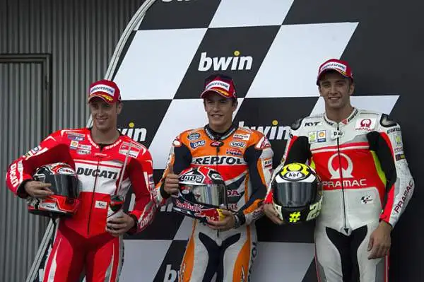 Pole position per Marquez in Repubblica Ceca davanti a Dovizioso e a Iannone. Per lo spagnolo è la nona pole stagionale, sfortunato Rossi che cade, si fa male ad un mignolo, ed è soltanto settimo.