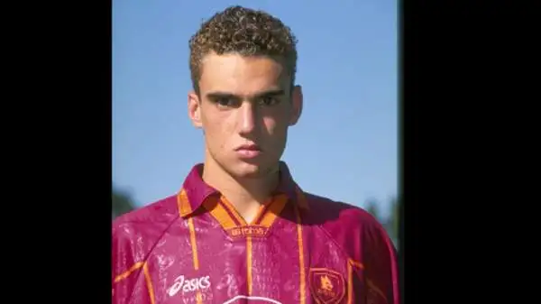 Lampros Choutos. Autentica promessa delle giovanili della Roma, non riuscì a mantenere le aspettative nei giallorossi. Si rialzò nell'Olympiacos, prima del definitivo crollo all'Inter.