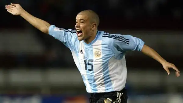 Andrés D'Alessandro. Nel 2000, a 19 anni, è considerato uno dei più grandi talenti mondiali. Maradona disse: "Mi somiglia". Aveva inventato anche una finta, la "boba". Fallirà al Wolfsburg.