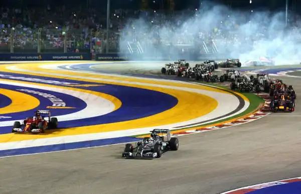 Singapore è di Hamilton, Alonso 4°. Il circuito cittadino di Marina Bay sorride all'inglese: vince nonostante una Safety Car lo costringa a girare al massimo. Rosberg costretto al ritiro.
