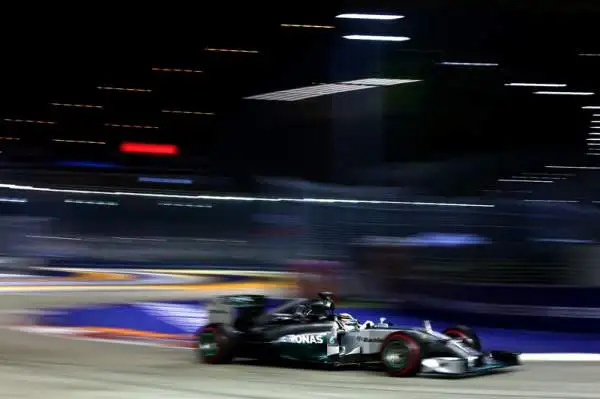 Singapore è di Hamilton, Alonso 4°. Il circuito cittadino di Marina Bay sorride all'inglese: vince nonostante una Safety Car lo costringa a girare al massimo. Rosberg costretto al ritiro.