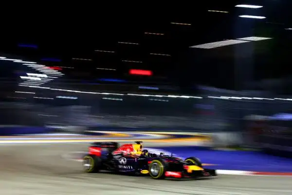Singapore è di Hamilton, Alonso 4°. Il circuito cittadino di Marina Bay sorride all'inglese: vince nonostante una Safety Car lo costringa a girare al massimo. Rosberg costretto al ritiro.