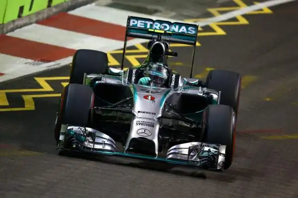 Singapore è di Hamilton, Alonso 4°. Il circuito cittadino di Marina Bay sorride all'inglese: vince nonostante una Safety Car lo costringa a girare al massimo. Rosberg costretto al ritiro.
