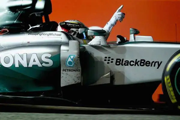 Singapore è di Hamilton, Alonso 4°. Il circuito cittadino di Marina Bay sorride all'inglese: vince nonostante una Safety Car lo costringa a girare al massimo. Rosberg costretto al ritiro.