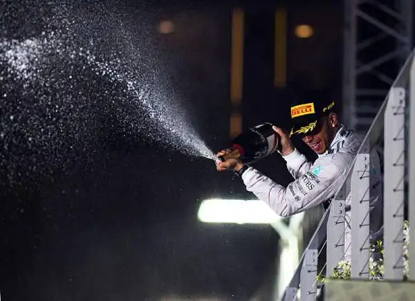 Singapore è di Hamilton, Alonso 4°. Il circuito cittadino di Marina Bay sorride all'inglese: vince nonostante una Safety Car lo costringa a girare al massimo. Rosberg costretto al ritiro.