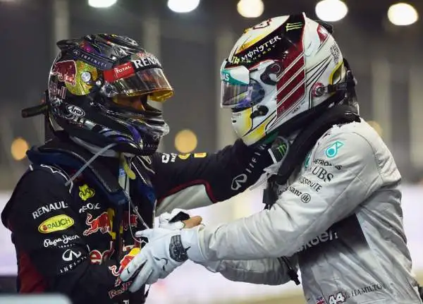 Singapore è di Hamilton, Alonso 4°. Il circuito cittadino di Marina Bay sorride all'inglese: vince nonostante una Safety Car lo costringa a girare al massimo. Rosberg costretto al ritiro.