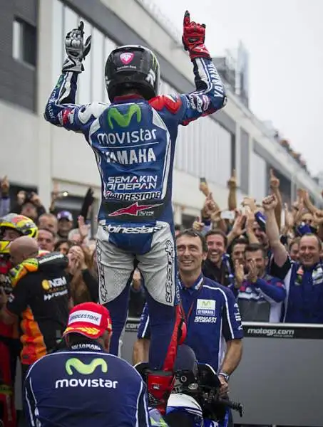 Lo spagnolo della Yamaha Jorge Lorenzo ha preceduto dopo una corsa stupenda e ricca di emozioni Aleix Espargaro e Crutchlow. Brutta cadutaper Valentino Rossi.