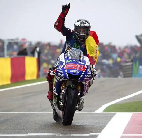 Lo spagnolo della Yamaha Jorge Lorenzo ha preceduto dopo una corsa stupenda e ricca di emozioni Aleix Espargaro e Crutchlow. Brutta cadutaper Valentino Rossi.