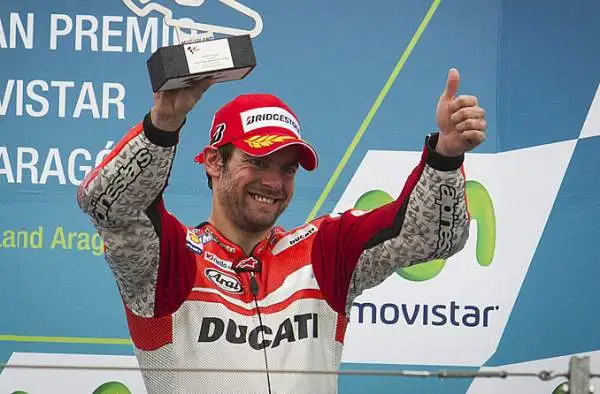 Lo spagnolo della Yamaha Jorge Lorenzo ha preceduto dopo una corsa stupenda e ricca di emozioni Aleix Espargaro e Crutchlow. Brutta cadutaper Valentino Rossi.